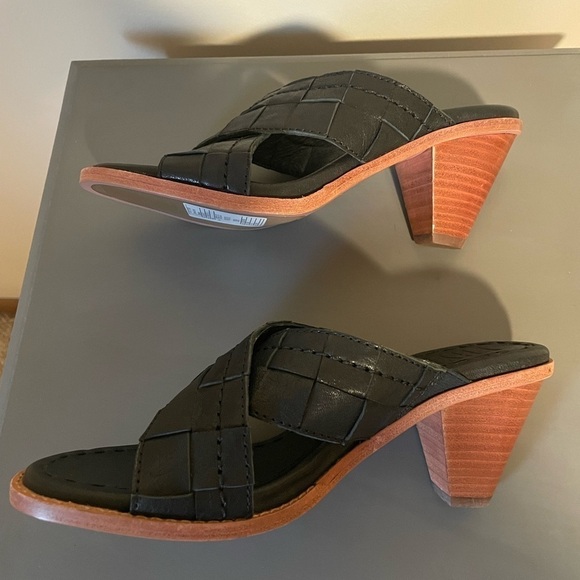 Frye Estelle Woven crisscross sandal size 6, Black level with block heel - Picture 3 of 11